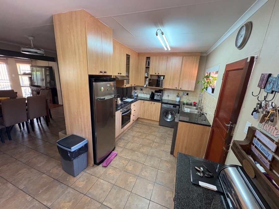 5 Bedroom Property for Sale in Garsfontein Gauteng