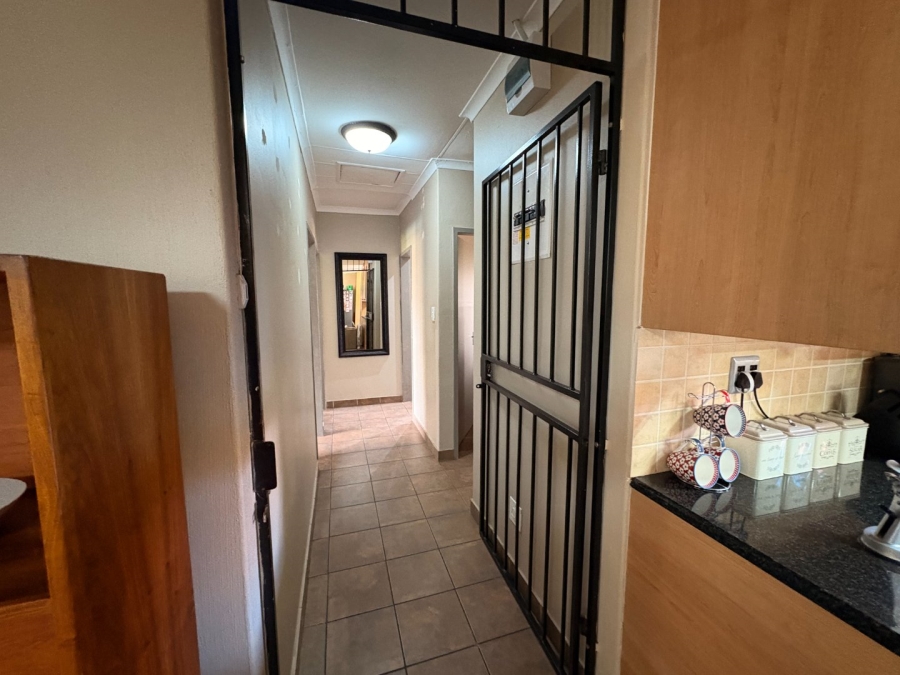 5 Bedroom Property for Sale in Garsfontein Gauteng