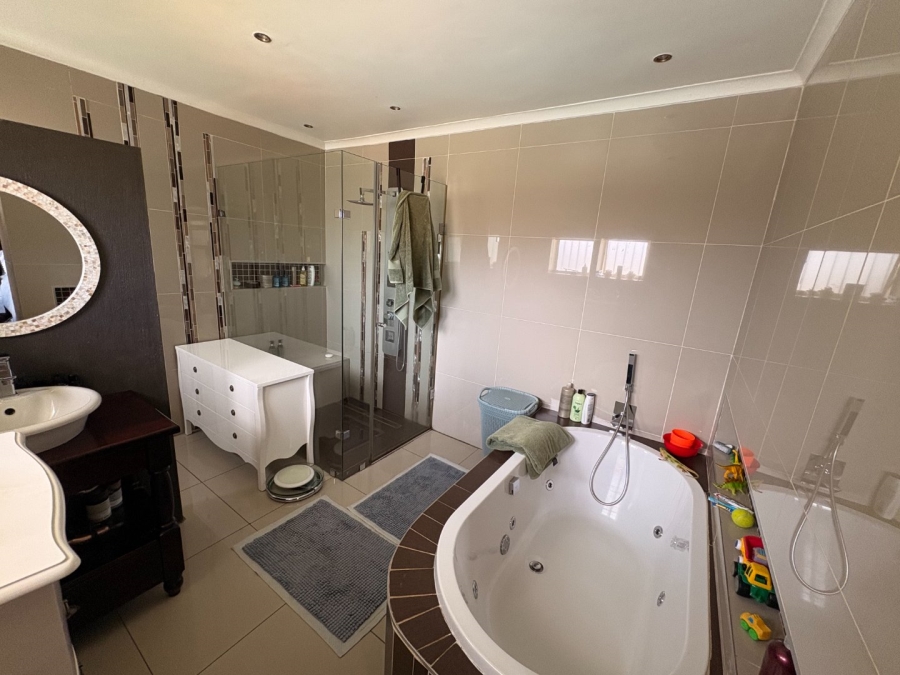 5 Bedroom Property for Sale in Garsfontein Gauteng