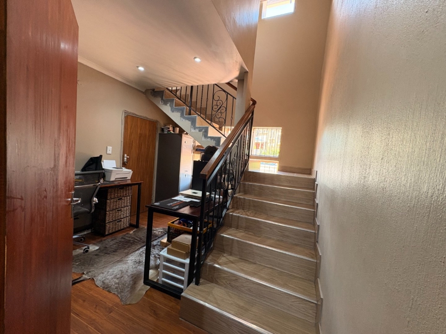 5 Bedroom Property for Sale in Garsfontein Gauteng