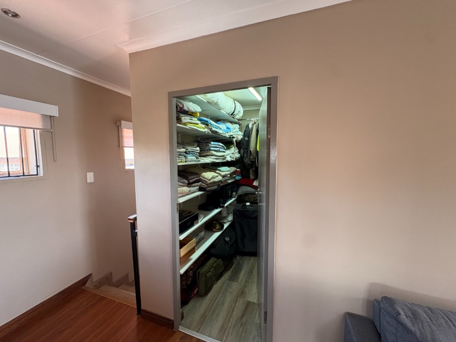 5 Bedroom Property for Sale in Garsfontein Gauteng