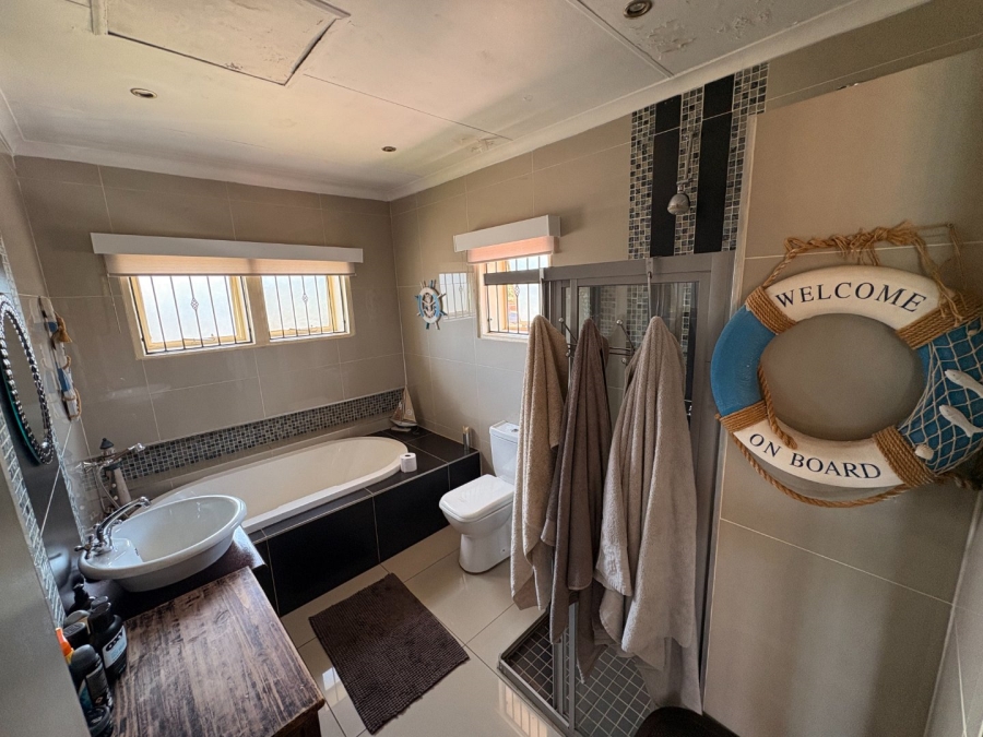 5 Bedroom Property for Sale in Garsfontein Gauteng