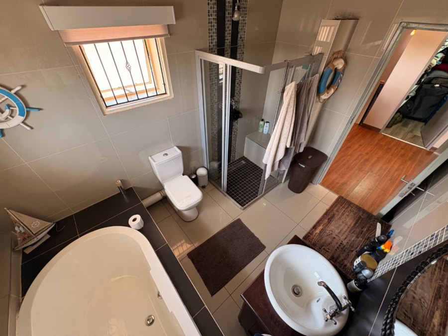 5 Bedroom Property for Sale in Garsfontein Gauteng