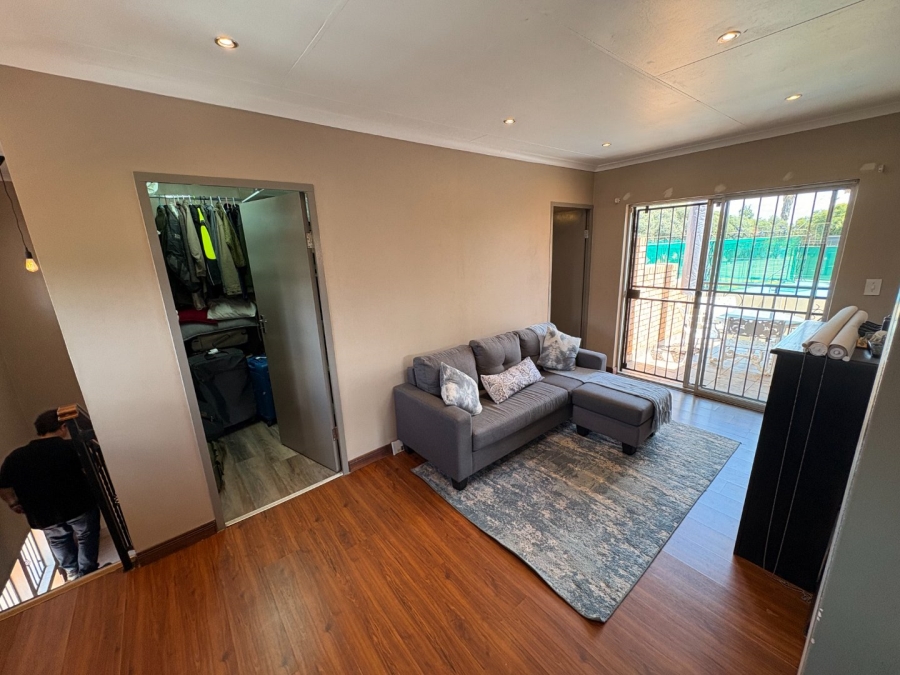 5 Bedroom Property for Sale in Garsfontein Gauteng