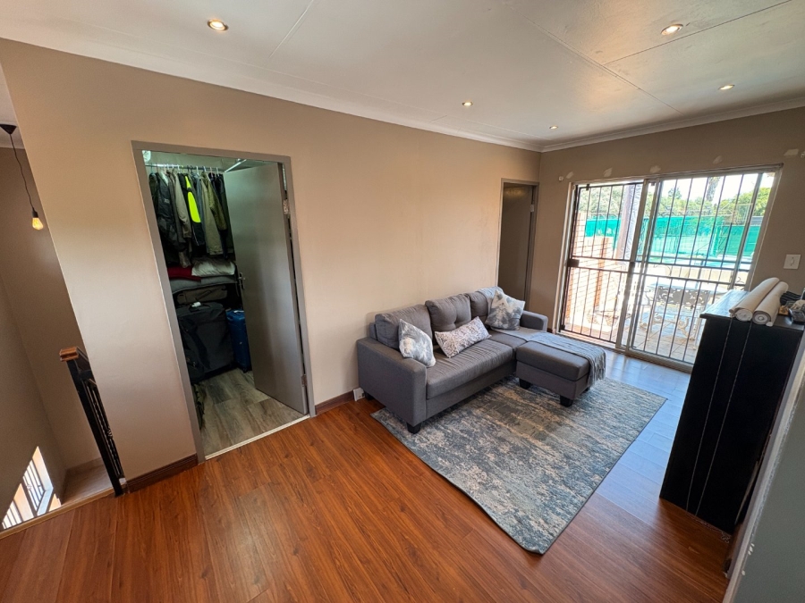 5 Bedroom Property for Sale in Garsfontein Gauteng