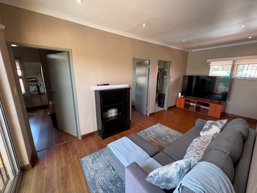 5 Bedroom Property for Sale in Garsfontein Gauteng