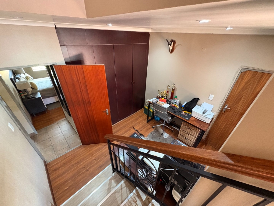 5 Bedroom Property for Sale in Garsfontein Gauteng