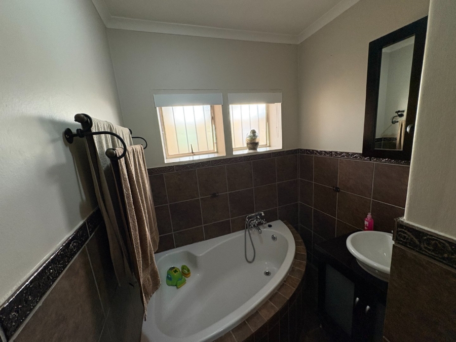 5 Bedroom Property for Sale in Garsfontein Gauteng