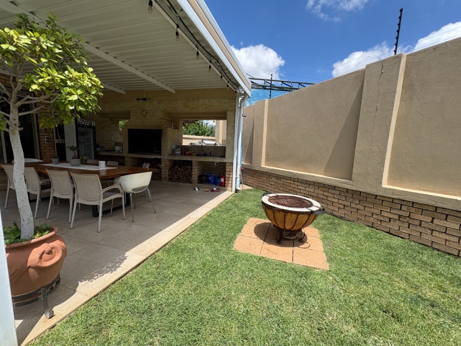 5 Bedroom Property for Sale in Garsfontein Gauteng