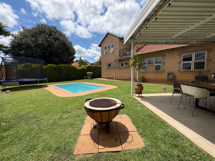5 Bedroom Property for Sale in Garsfontein Gauteng