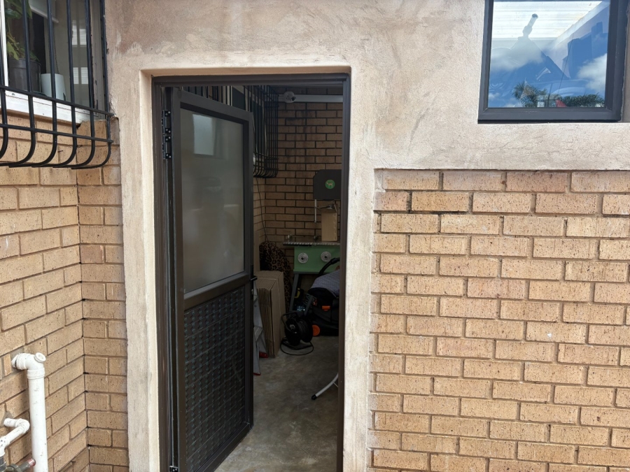 5 Bedroom Property for Sale in Garsfontein Gauteng