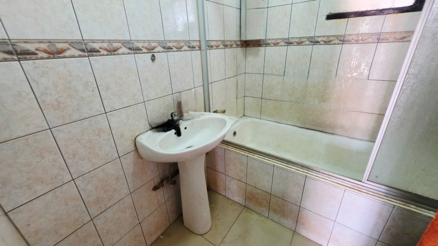 To Let 2 Bedroom Property for Rent in Laudium Gauteng
