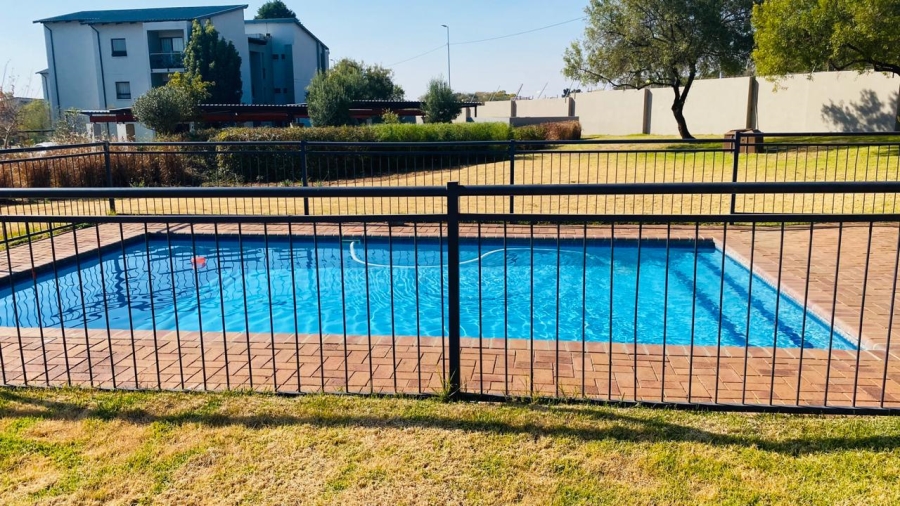 To Let 2 Bedroom Property for Rent in Jackal Creek Golf Estate Gauteng