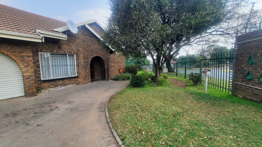 3 Bedroom Property for Sale in Birchleigh North Gauteng