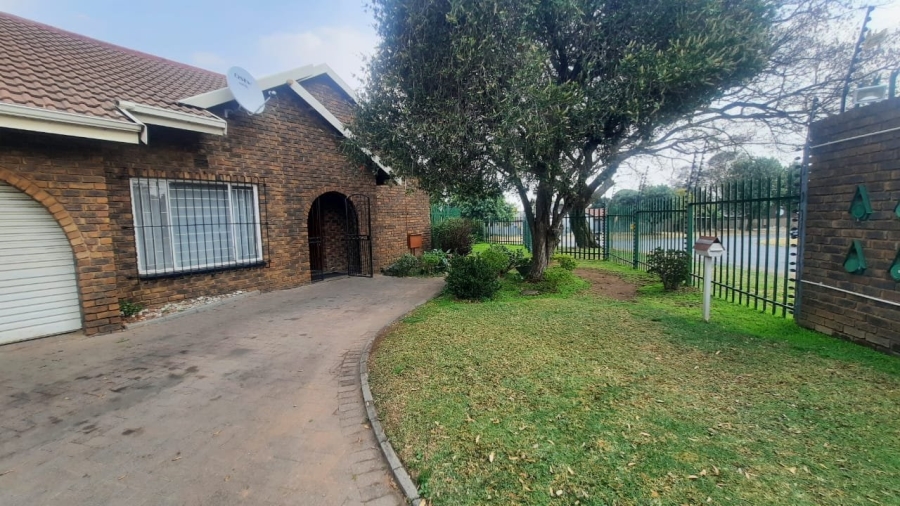 3 Bedroom Property for Sale in Birchleigh North Gauteng