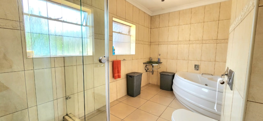 4 Bedroom Property for Sale in Mondeor Gauteng