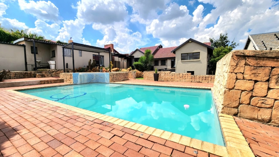 4 Bedroom Property for Sale in Mondeor Gauteng