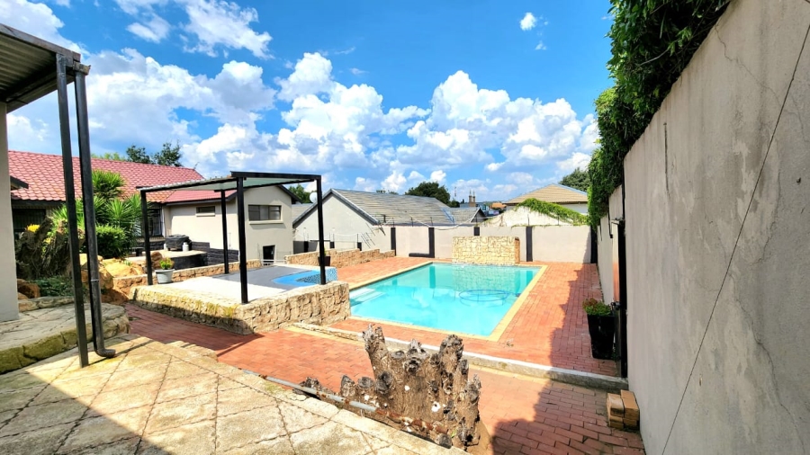 4 Bedroom Property for Sale in Mondeor Gauteng