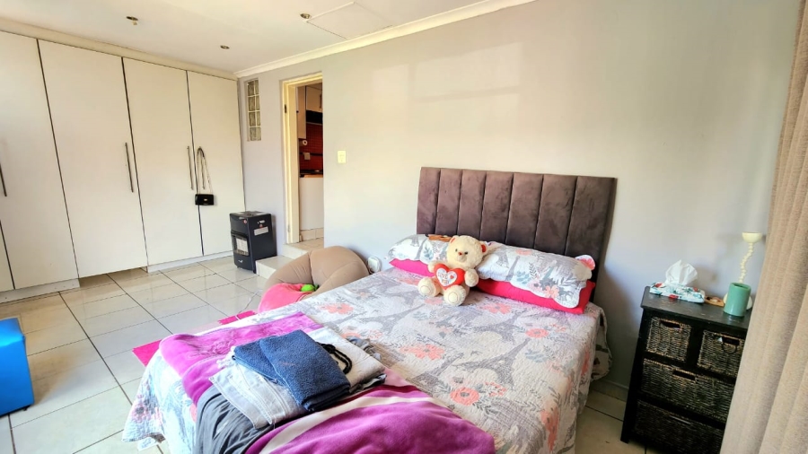 4 Bedroom Property for Sale in Mondeor Gauteng