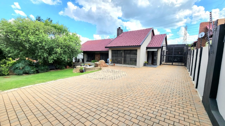 4 Bedroom Property for Sale in Mondeor Gauteng