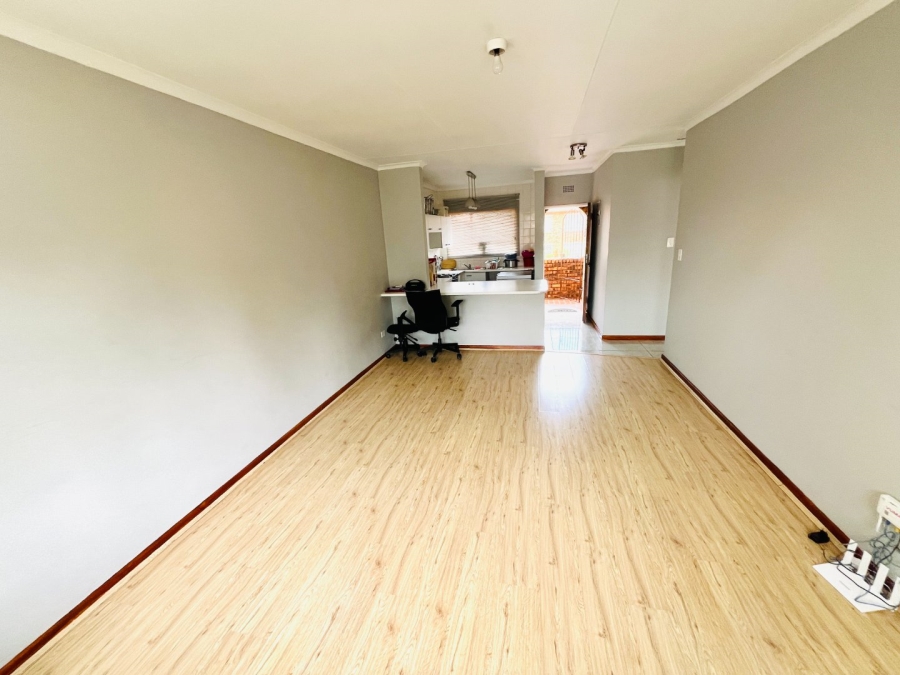To Let 2 Bedroom Property for Rent in Buccleuch Gauteng