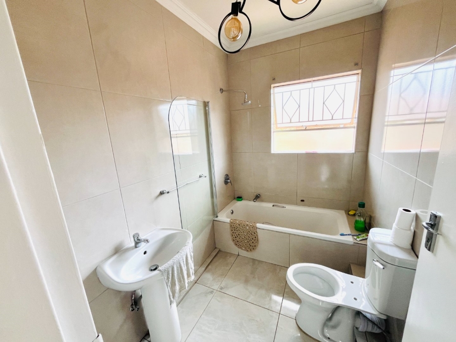 To Let 2 Bedroom Property for Rent in Buccleuch Gauteng