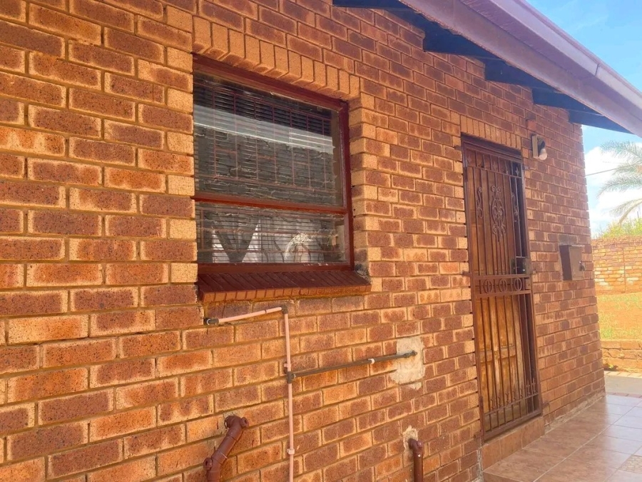 2 Bedroom Property for Sale in Ililiba Gauteng
