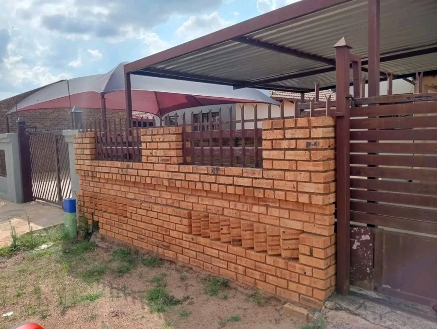 2 Bedroom Property for Sale in Ililiba Gauteng