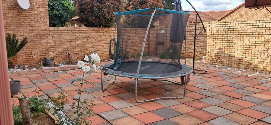 To Let 2 Bedroom Property for Rent in Equestria Gauteng