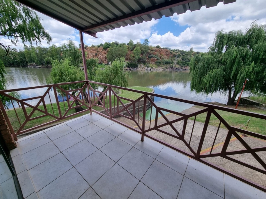 3 Bedroom Property for Sale in Vaaloewer Gauteng