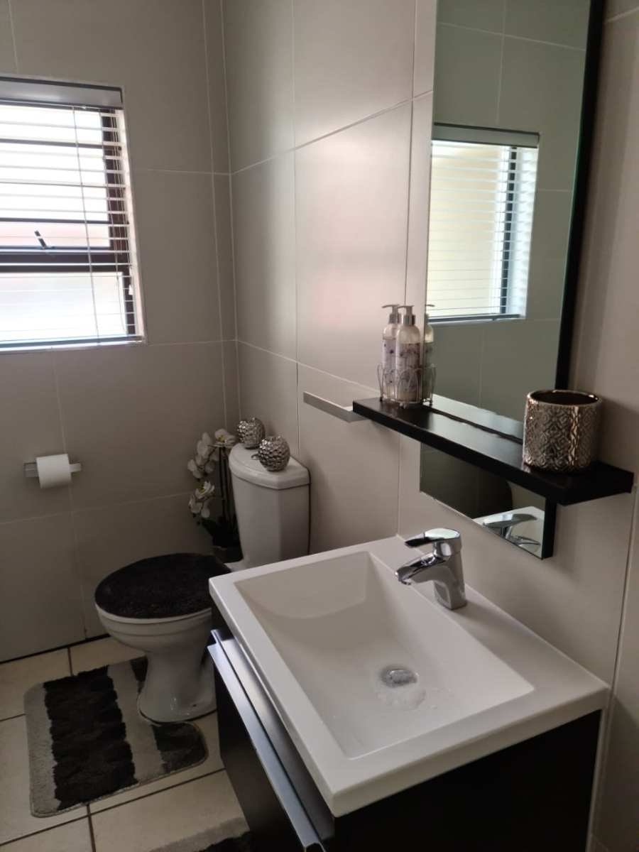 2 Bedroom Property for Sale in Noordwyk Gauteng