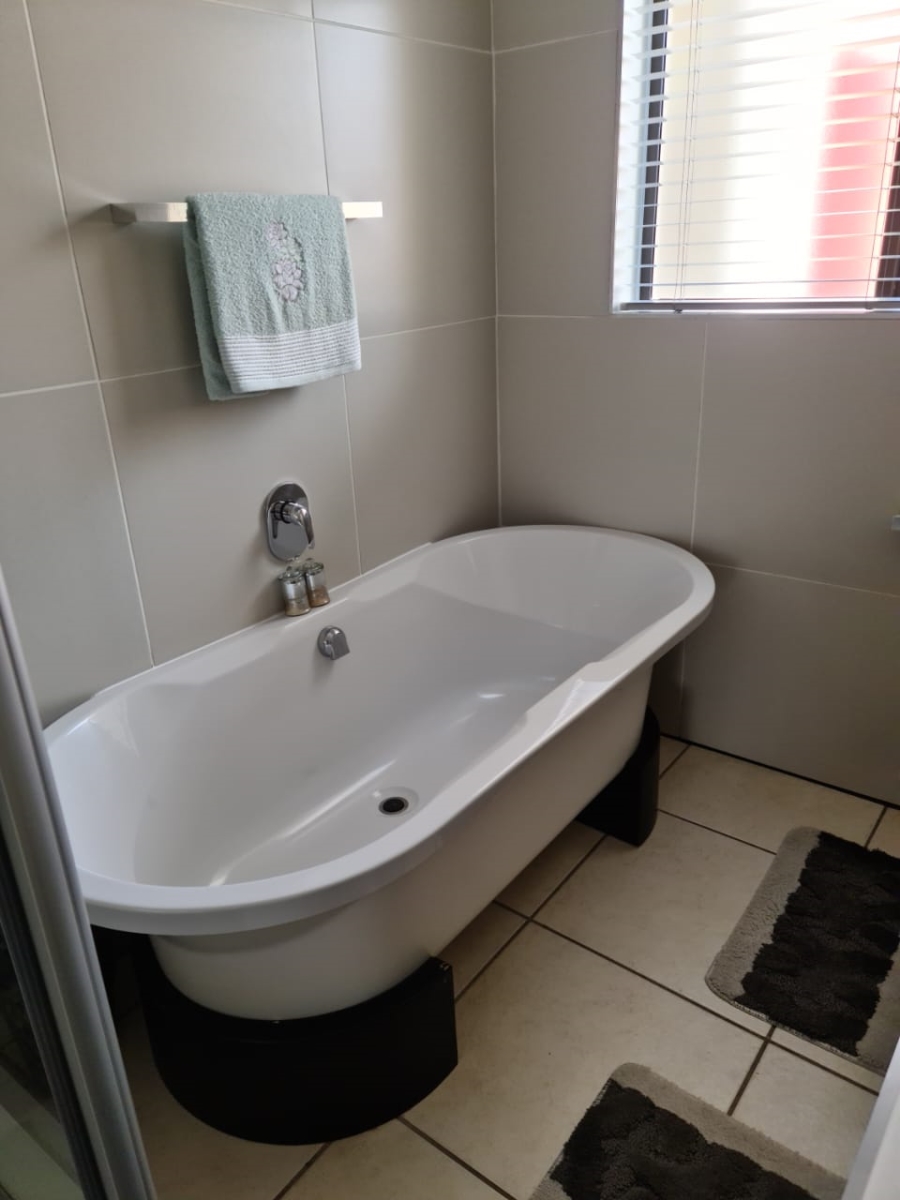 2 Bedroom Property for Sale in Noordwyk Gauteng