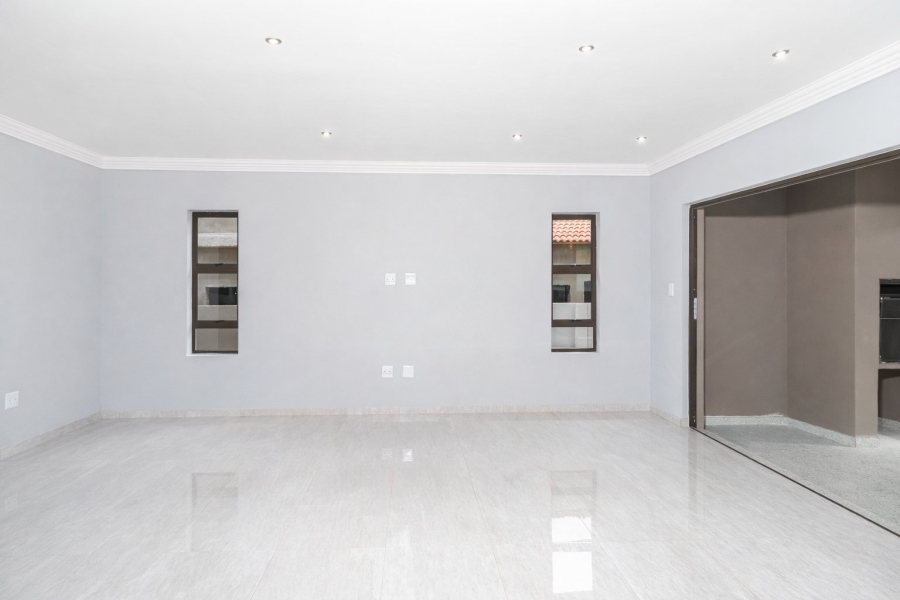 5 Bedroom Property for Sale in Diswilmar A H Gauteng