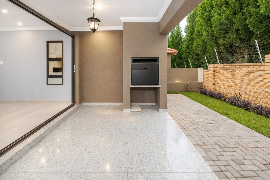 5 Bedroom Property for Sale in Diswilmar A H Gauteng