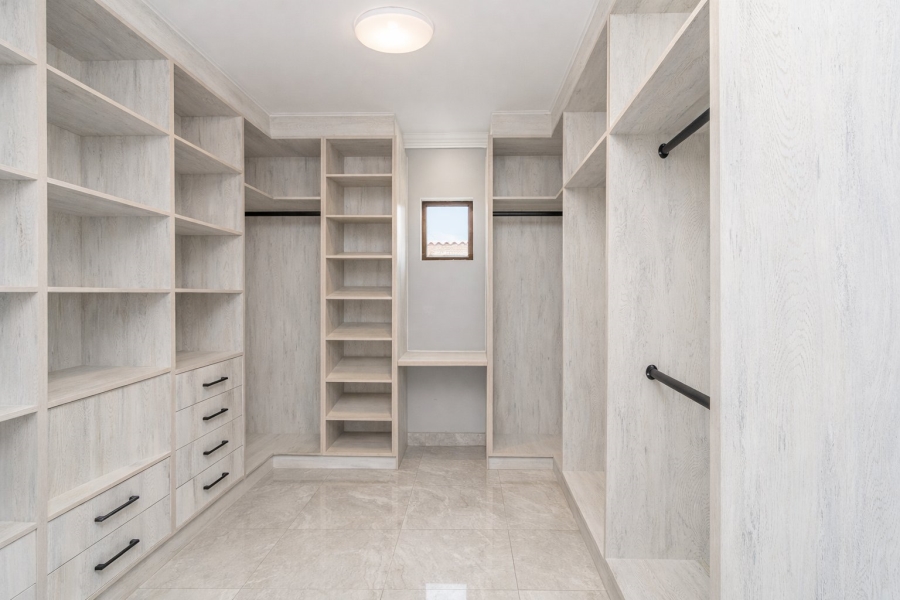 5 Bedroom Property for Sale in Diswilmar A H Gauteng