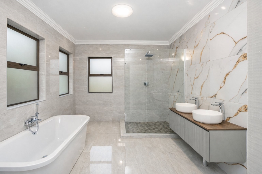 5 Bedroom Property for Sale in Diswilmar A H Gauteng