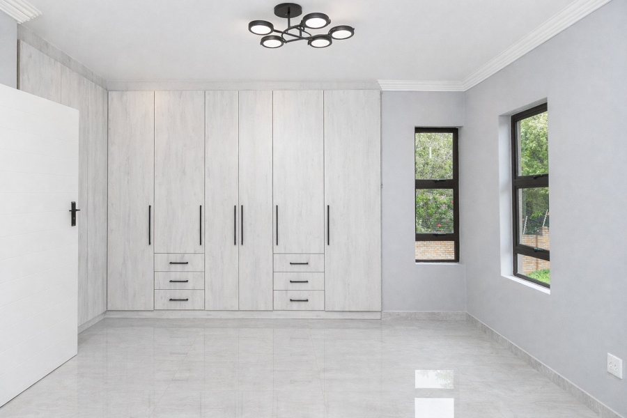 5 Bedroom Property for Sale in Diswilmar A H Gauteng