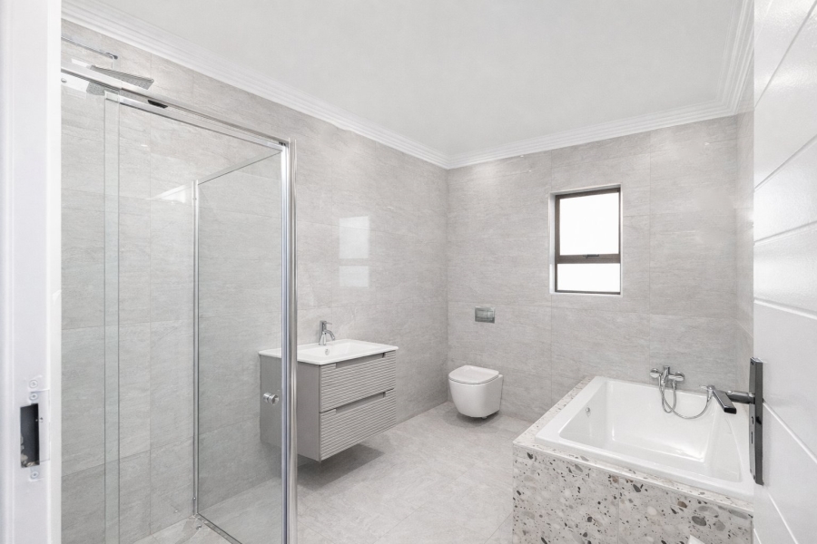 5 Bedroom Property for Sale in Diswilmar A H Gauteng