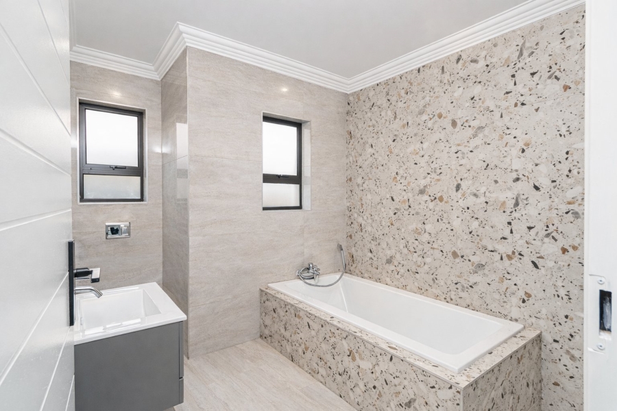 5 Bedroom Property for Sale in Diswilmar A H Gauteng