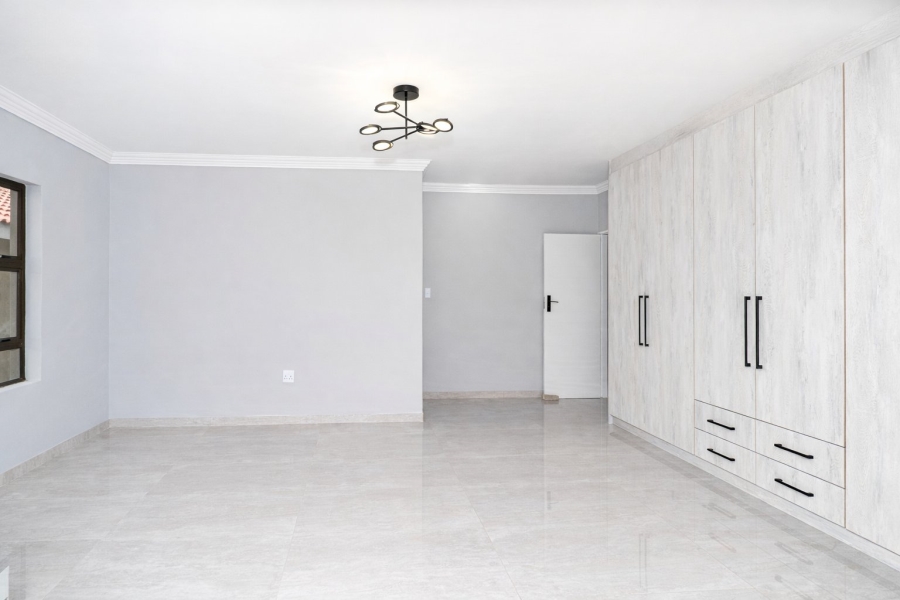 5 Bedroom Property for Sale in Diswilmar A H Gauteng