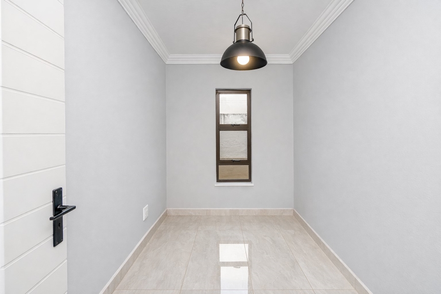 5 Bedroom Property for Sale in Diswilmar A H Gauteng