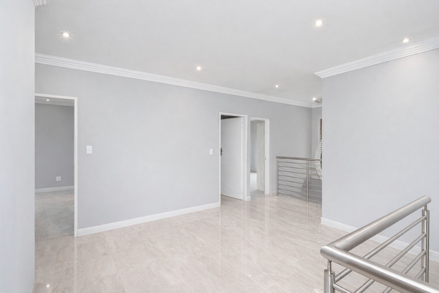 5 Bedroom Property for Sale in Diswilmar A H Gauteng