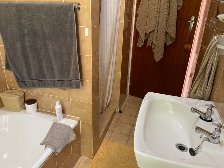 4 Bedroom Property for Sale in Zwartkop Gauteng