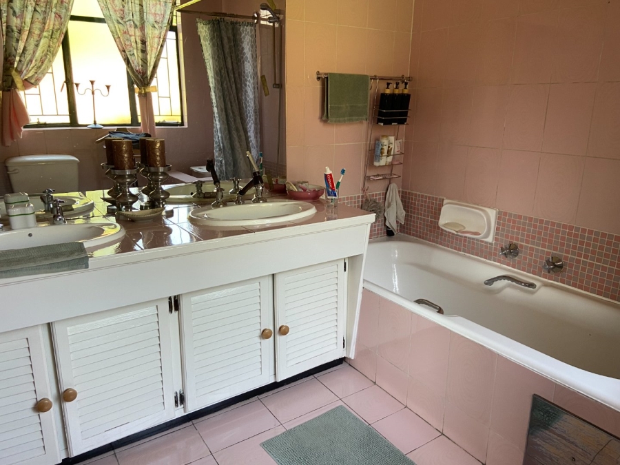 4 Bedroom Property for Sale in Zwartkop Gauteng