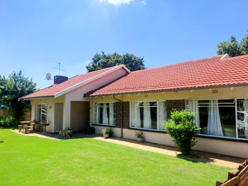 To Let 4 Bedroom Property for Rent in Brackendowns Gauteng