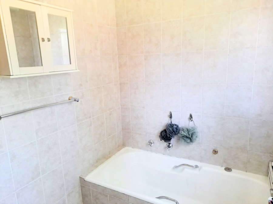 To Let 4 Bedroom Property for Rent in Brackendowns Gauteng