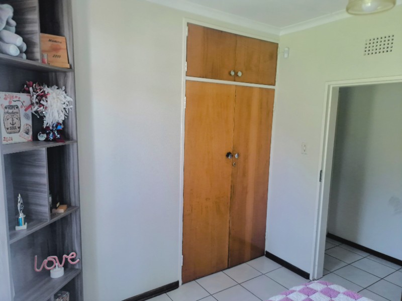 To Let 4 Bedroom Property for Rent in Brackendowns Gauteng