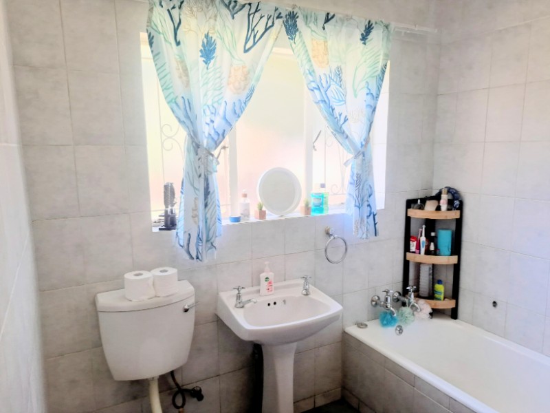 To Let 4 Bedroom Property for Rent in Brackendowns Gauteng