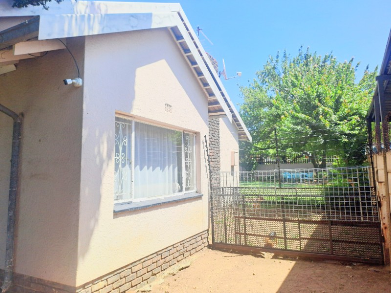 To Let 4 Bedroom Property for Rent in Brackendowns Gauteng