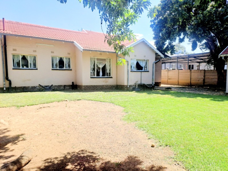 To Let 4 Bedroom Property for Rent in Brackendowns Gauteng